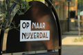 Auf nach Nijverdal - Dieses Schild lädt zum Besuch nach Nijverdal ein; eine Gemeinde in der niederländischen Provinz Overijssel.